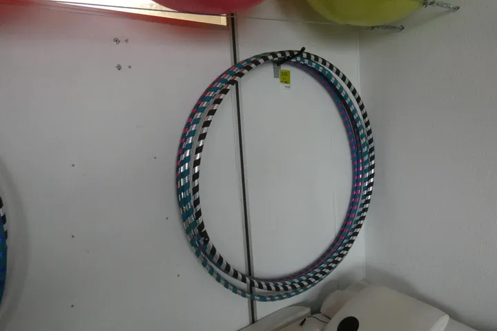 5x Hula-Hoop-Reifen, glitzernd, mehrfarbig, mit Wandhalterung